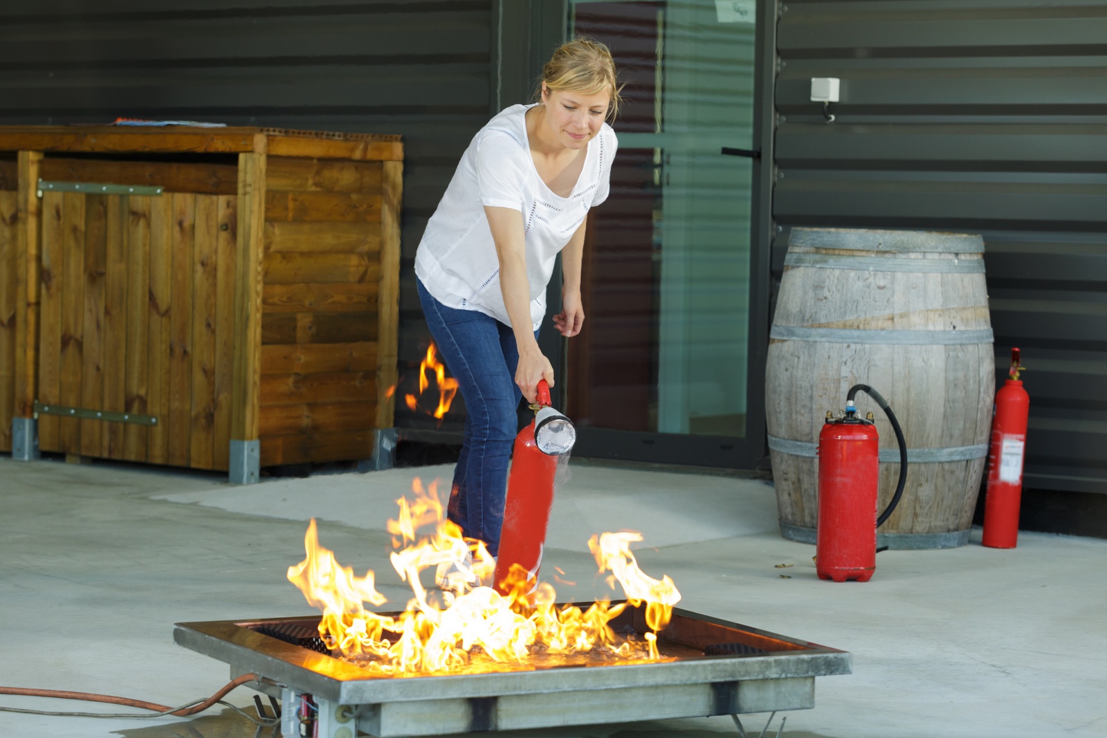 Mitarbeiterin übt das Löschen mit dem Feuerlöscher